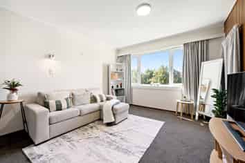 2/18 Agra Crescent, Khandallah