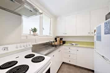 2/18 Agra Crescent, Khandallah