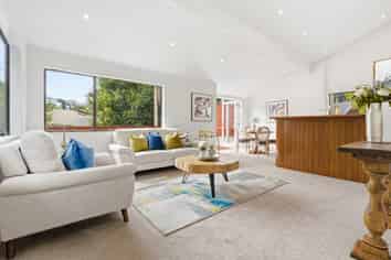 2/24 Wisteria Way, Mairangi Bay