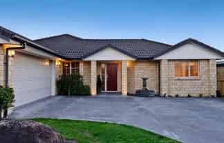 6 Rosewood Court, Huntington