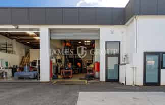 Gantry Crane-Equipped Unit in Prime Wiri Location