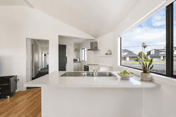 820 Whangaparaoa Road, Manly
