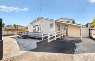 1/137 Centreway Road, Orewa