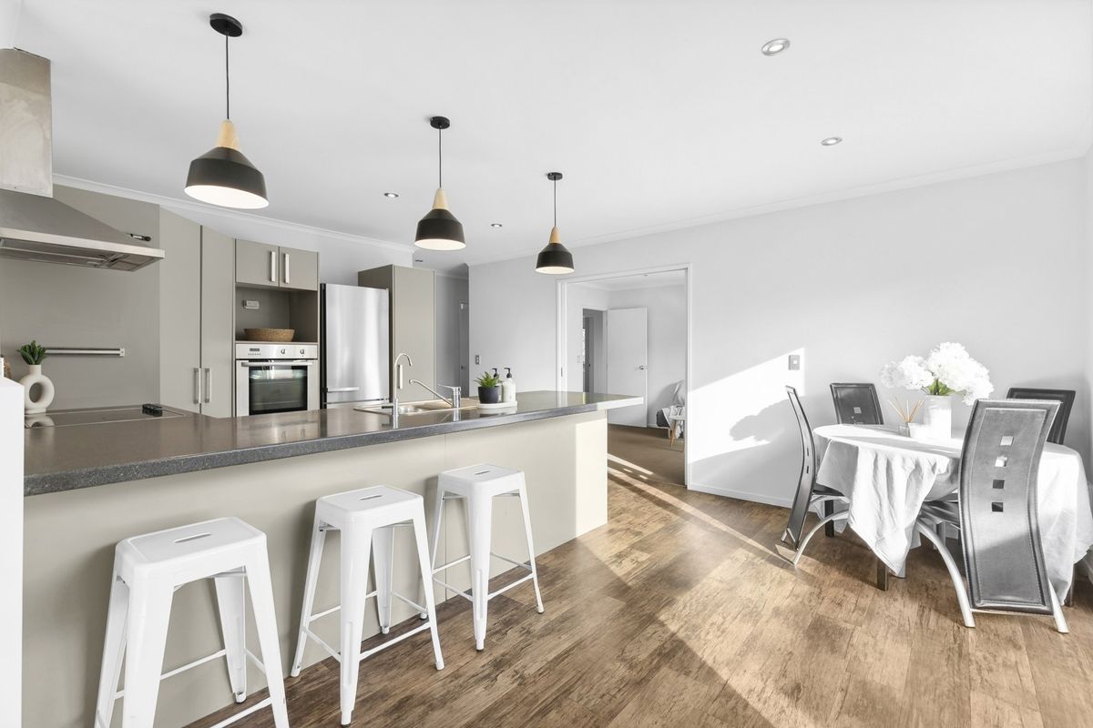 Dual Living • Mountain Views • Income Potential - Mehr