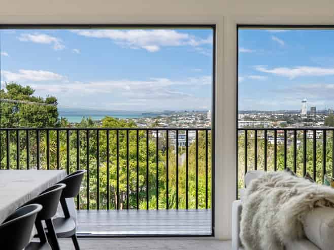 2/86 Seaview Road, Castor Bay