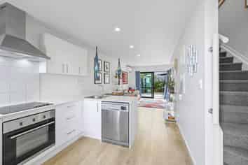 3/6 South Pacific Place, Henderson