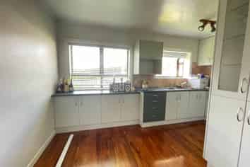 17 Queenstown Road, Hillsborough