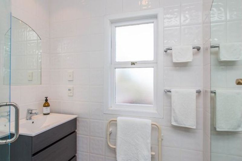 Beautiful 2 Bedroom with Native Timber Floors - Mehr
