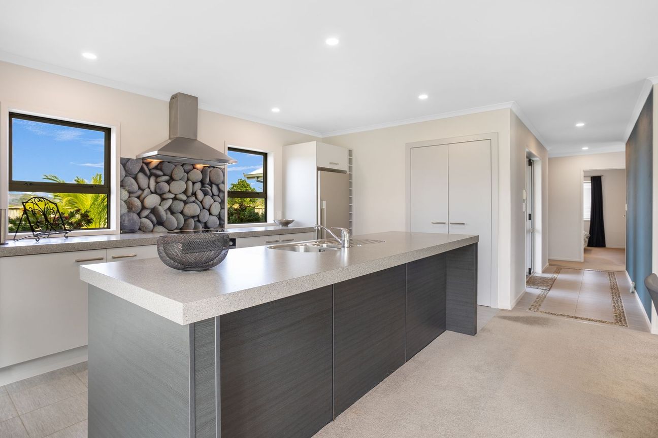 Four Beds. Sunny Corner Site. Airpark - Aanzicht 4