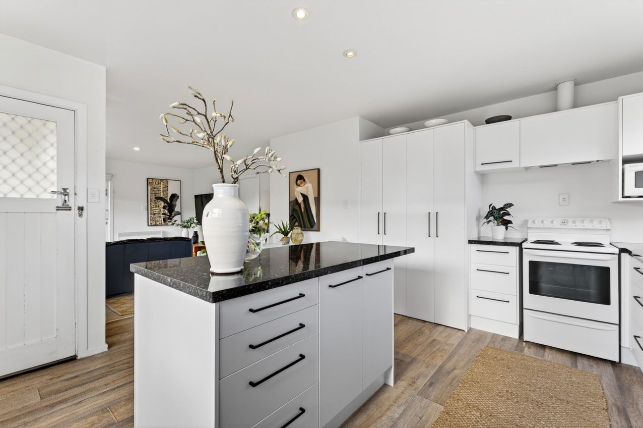 Warm, Modernised Home in a Sought After Area - Więcej