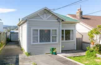 111 Queens Drive, Lyall Bay