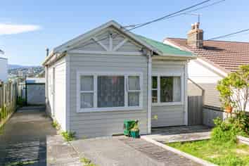 111 Queens Drive, Lyall Bay