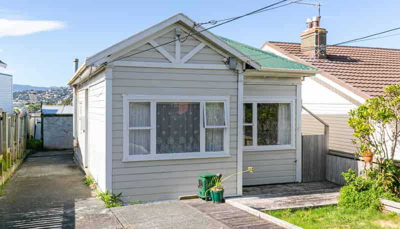 111 Queens Drive, Lyall Bay