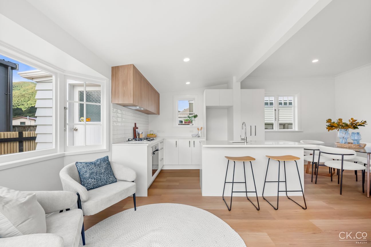 STYLISH, SUNNY AND MOVE-IN READY - Mehr