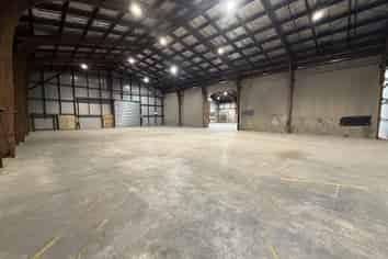 Clear-span warehouse & yard – split options