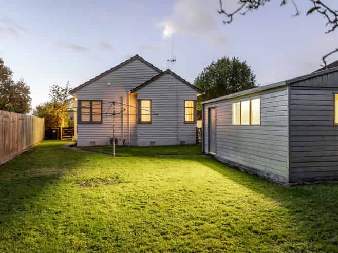 27 Savage Crescent, West End