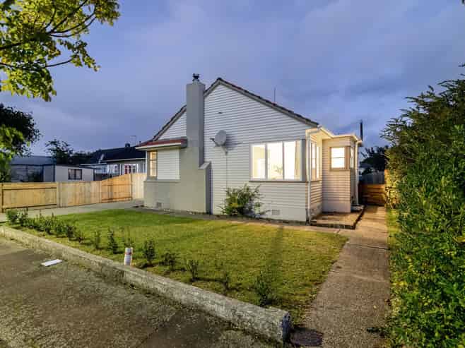 27 Savage Crescent, West End