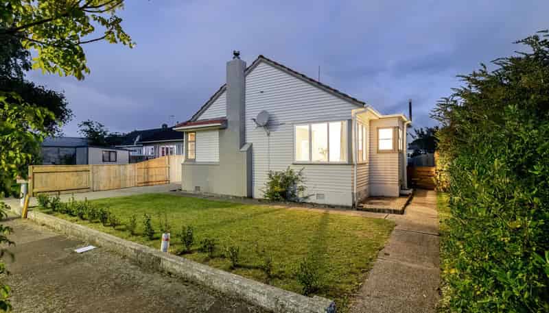 27 Savage Crescent, West End