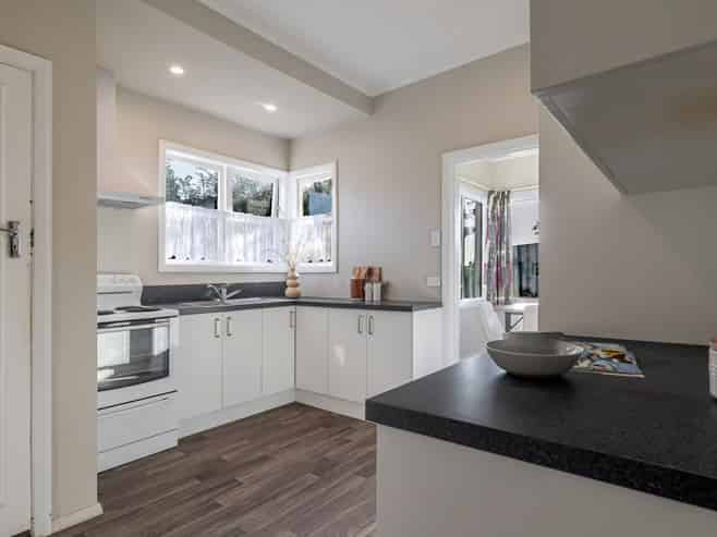 27 Savage Crescent, West End