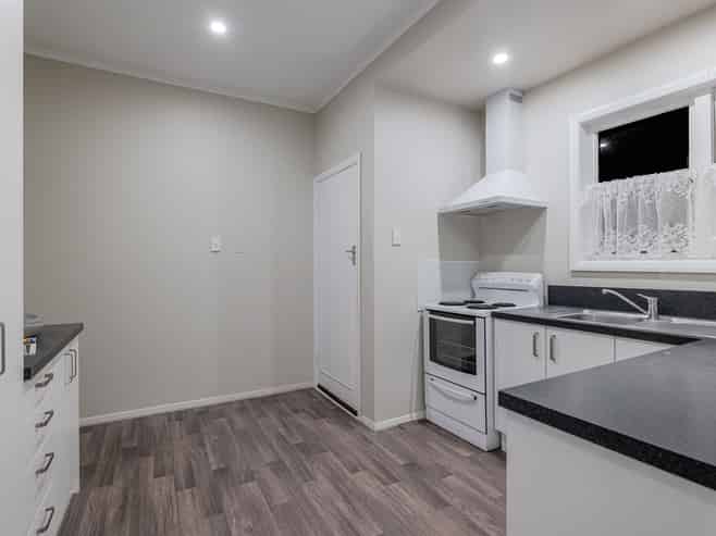 27 Savage Crescent, West End