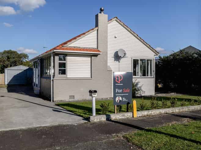 27 Savage Crescent, West End