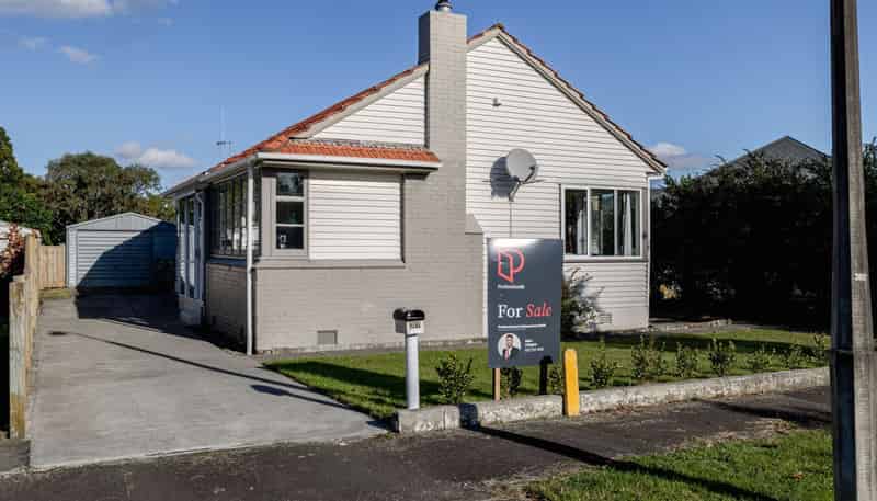 27 Savage Crescent, West End