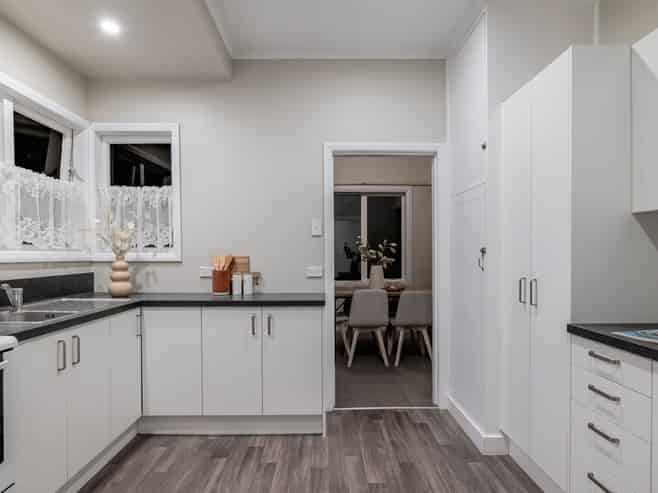 27 Savage Crescent, West End