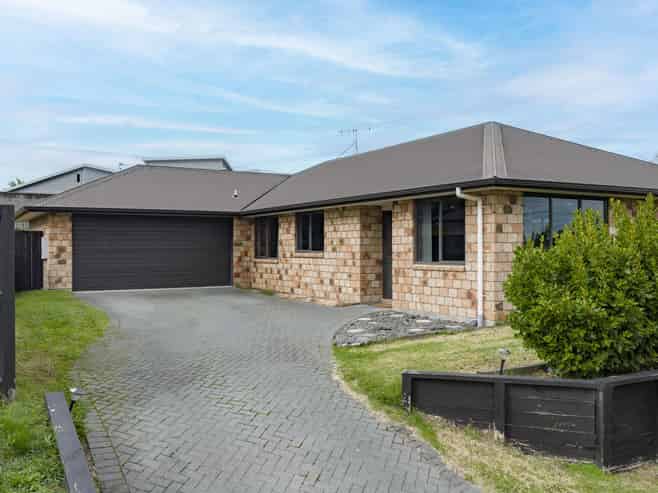 4 Raddington Way, Huntington