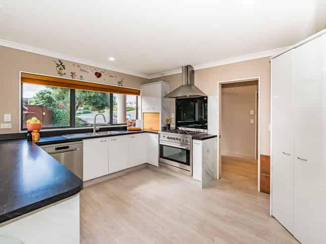 32 Quadrant Heights, Paraparaumu