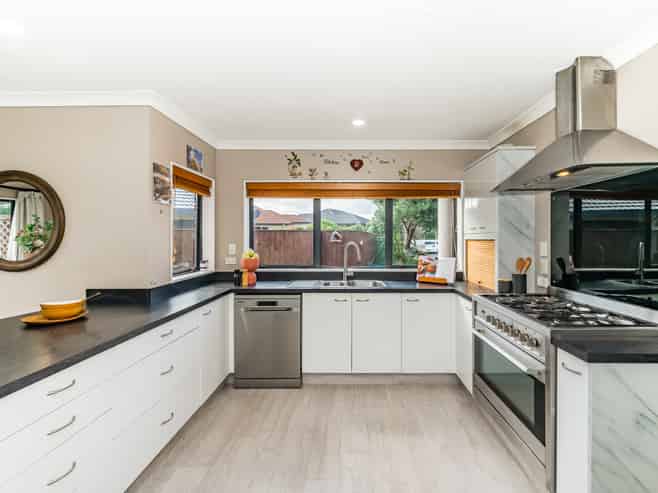 32 Quadrant Heights, Paraparaumu