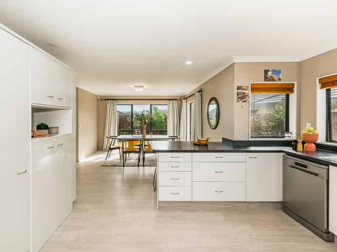 32 Quadrant Heights, Paraparaumu