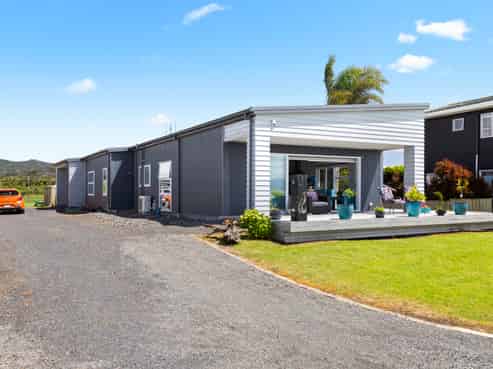 877 East Coast Road, Kaiaua