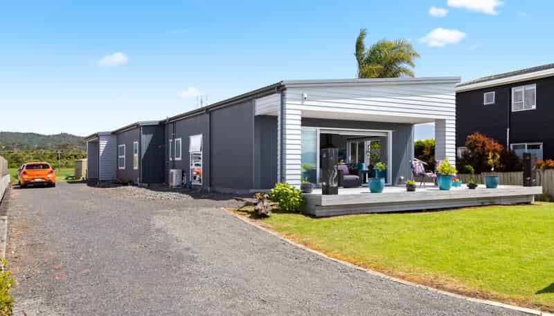 877 East Coast Road, Kaiaua