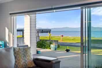877 East Coast Road, Kaiaua