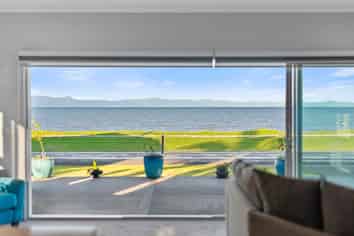 877 East Coast Road, Kaiaua