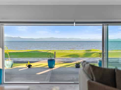 877 East Coast Road, Kaiaua