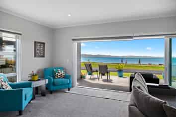 877 East Coast Road, Kaiaua