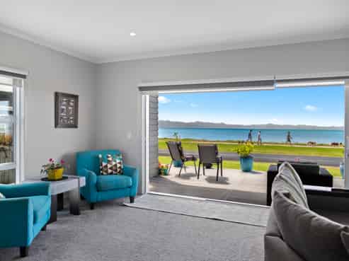 877 East Coast Road, Kaiaua