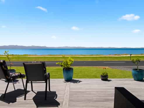 877 East Coast Road, Kaiaua