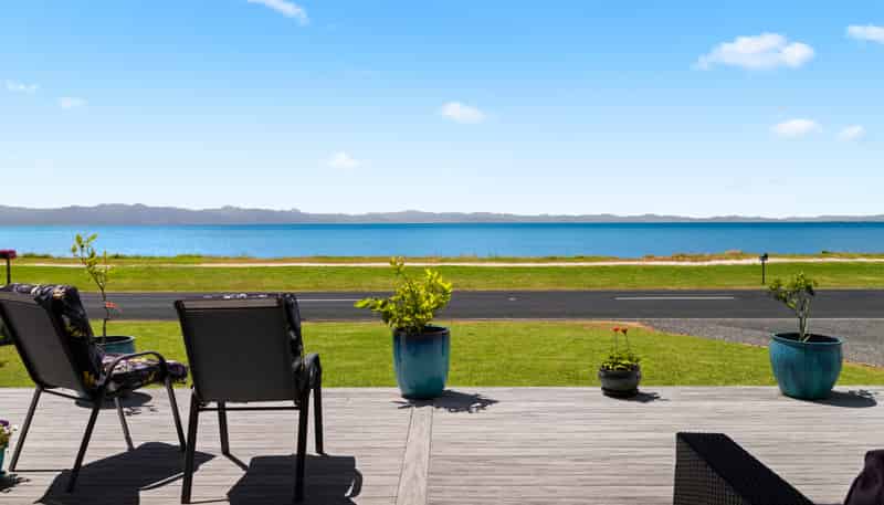 877 East Coast Road, Kaiaua
