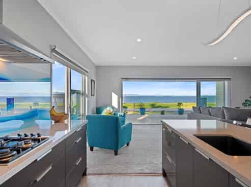 877 East Coast Road, Kaiaua