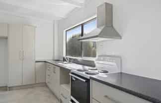 9D Ash Grove, Ranui Heights