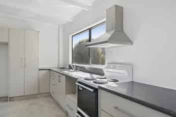 9D Ash Grove, Ranui Heights