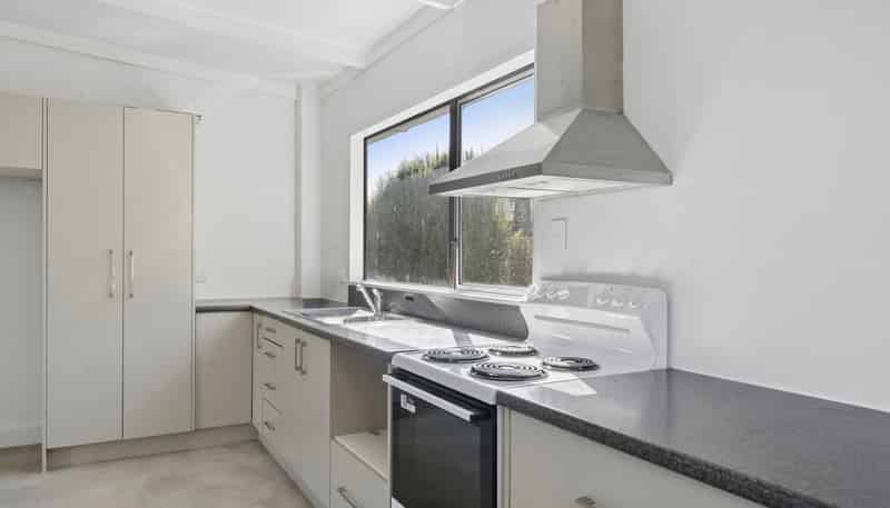 9D Ash Grove, Ranui Heights