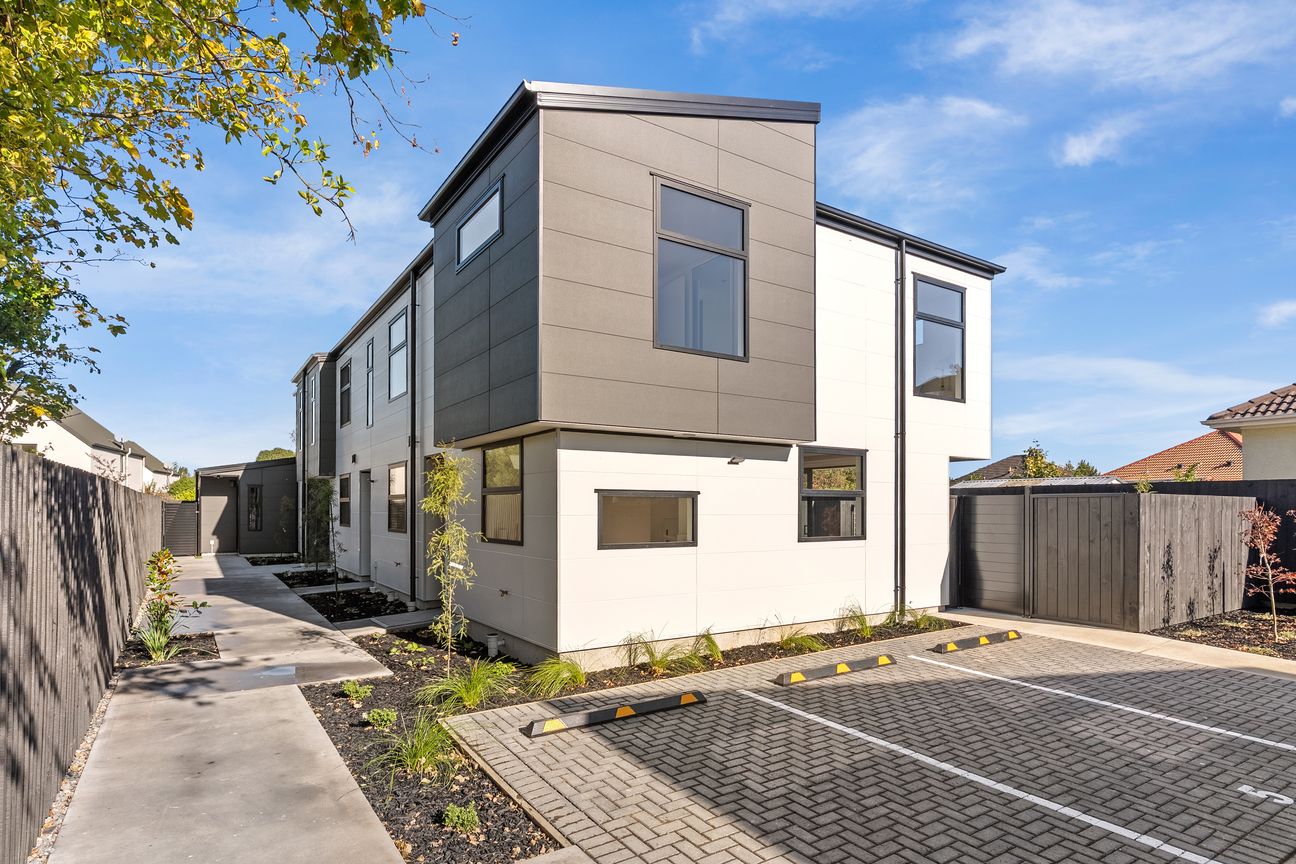 Affordable & So Desirable - Priced From $529,000! - Aanzicht 2