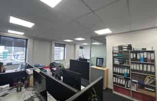 Close to govt - very tidy unit