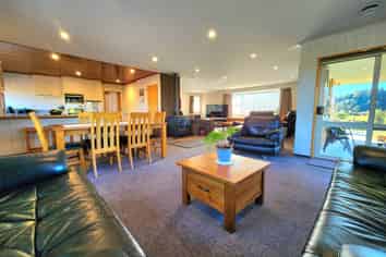 736 State Highway 7, Dobson