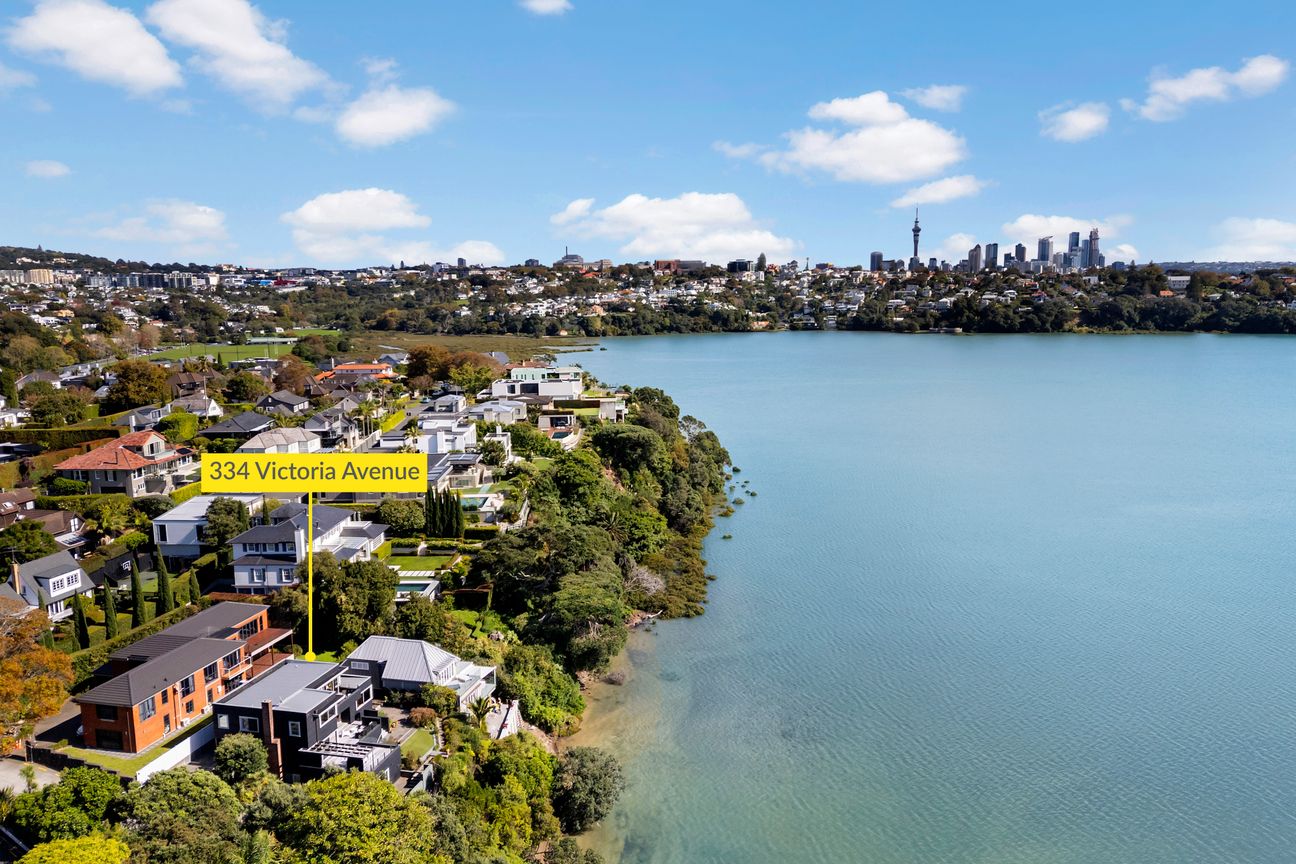 RARE WATERFRONT LIVING ON VICTORIA AVENUE - Ansicht 3