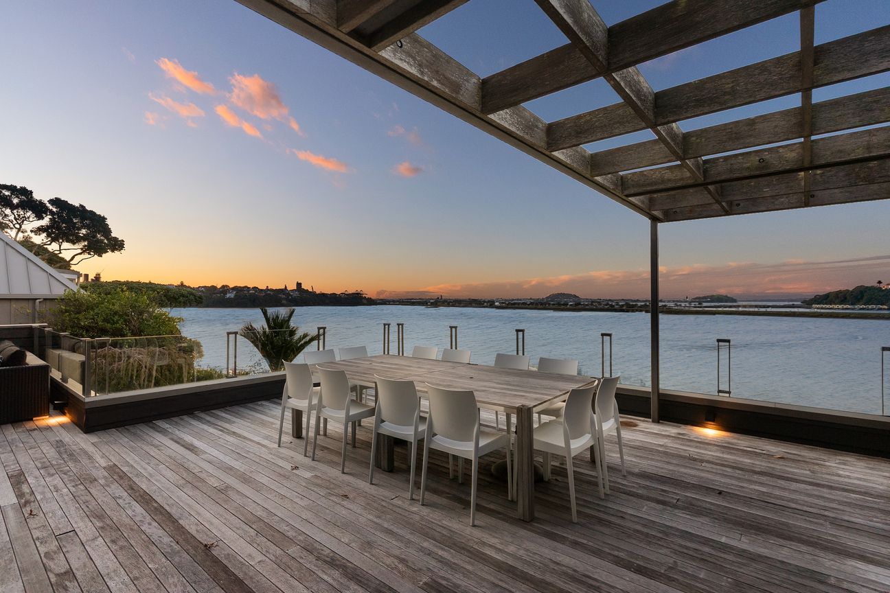 RARE WATERFRONT LIVING ON VICTORIA AVENUE - Ansicht 4