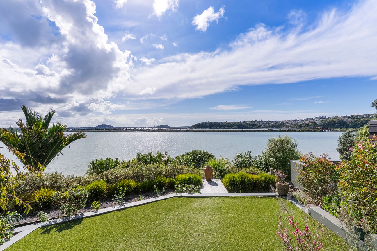 RARE WATERFRONT LIVING ON VICTORIA AVENUE - Ansicht 5